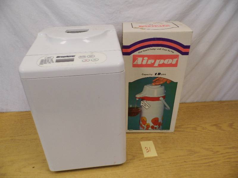 lot 31 image: Bread Machine - Air Pot