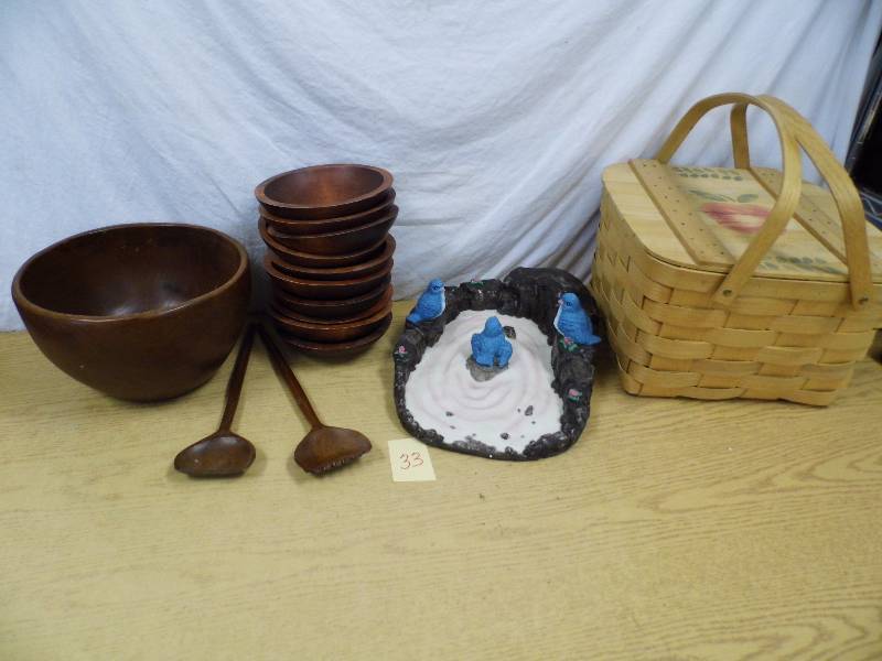 lot 33 image: Downspout Splashguard - Picnic Basket