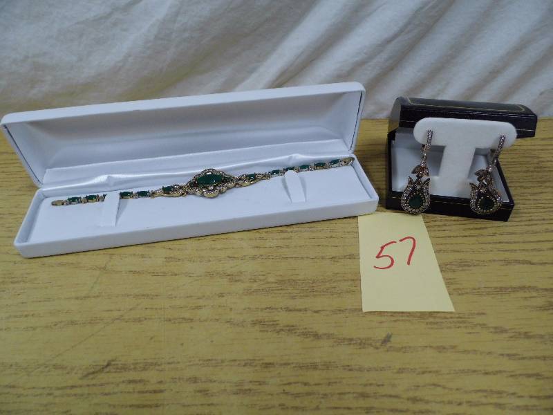 lot 57 image: Green Bracelet w Earrings