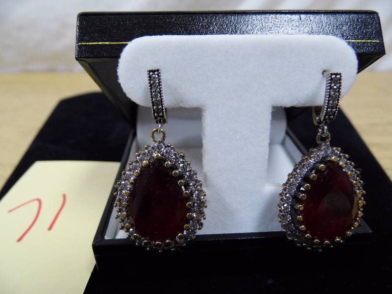 lot 71 image: Earrings