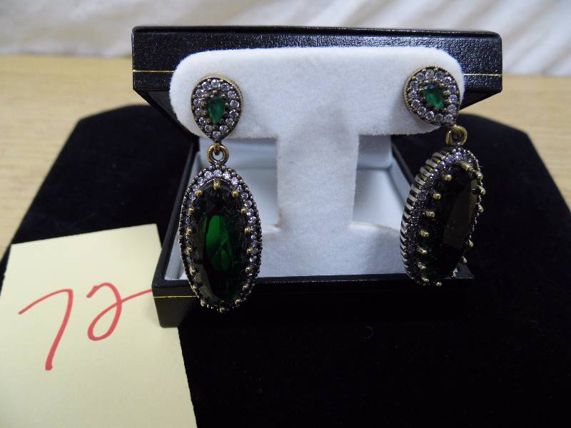 lot 72 image: Earrings