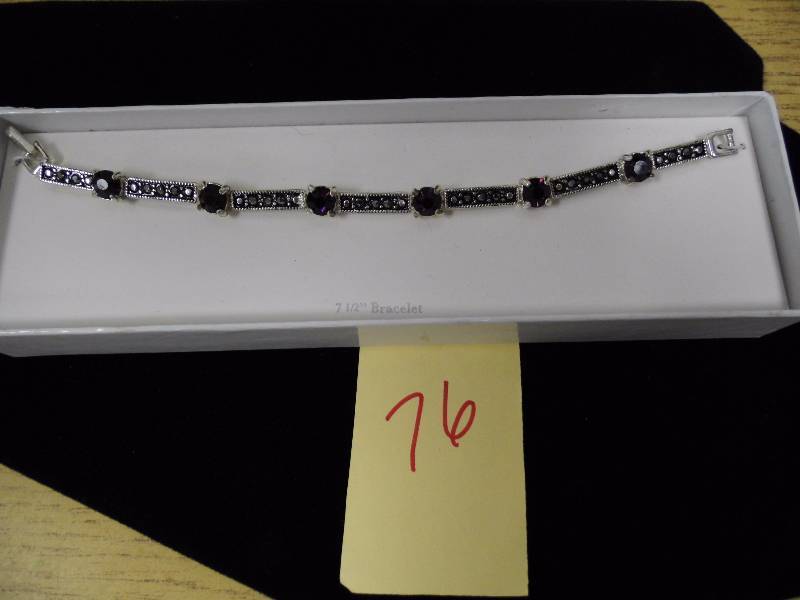 lot 76 image: Bracelet