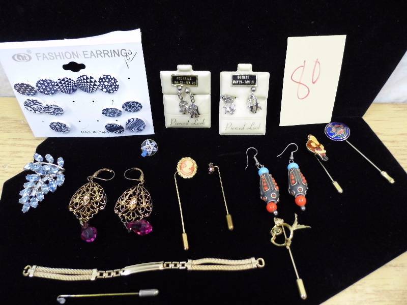 lot 80 image: Earrings - Pics
