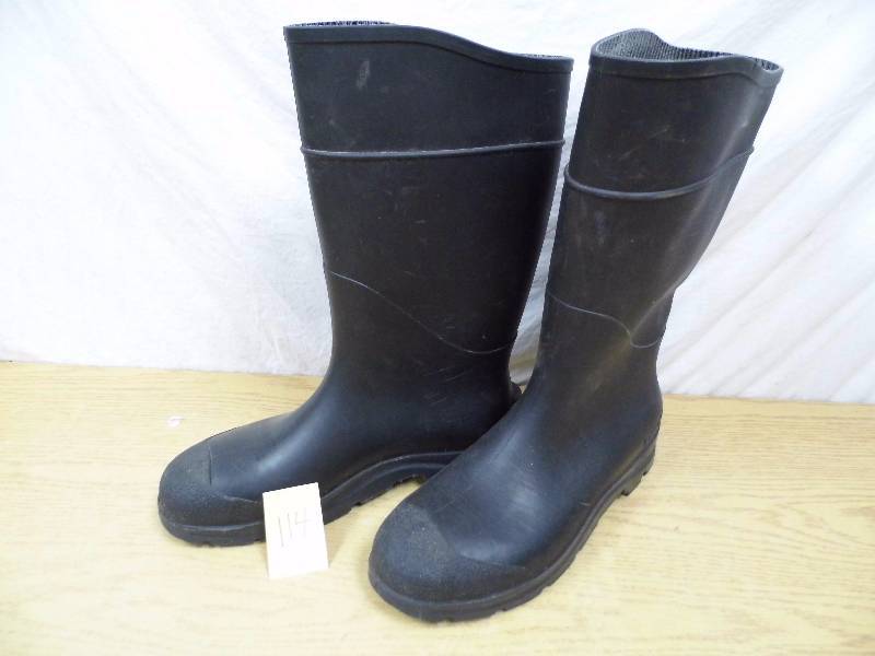 lot 114 image: Overshoes