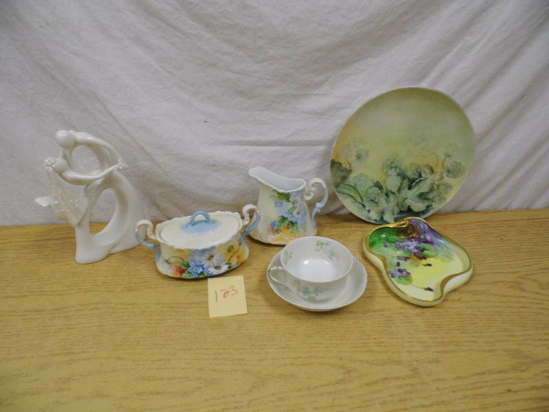 lot 123 image: Collectible Glassware