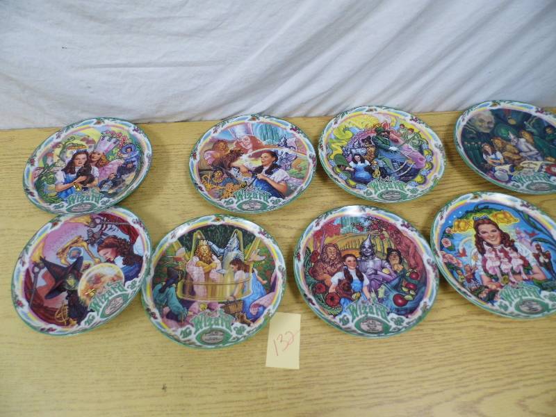 lot 132 image: Wizard of Oz Colletor Plates - Musical