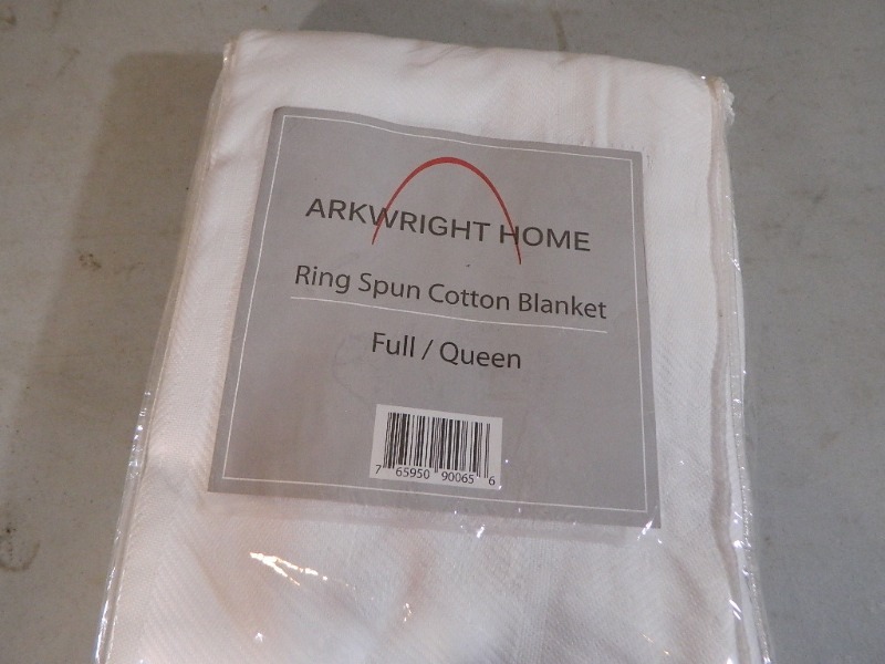 lot 78 image: New Full  Queen Ring Spun Cotton Blanket