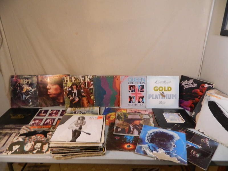lot 101 image: Large Lot of 50 Records