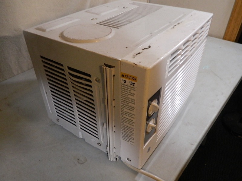 lot 106 image: GE Window Air Conditioner