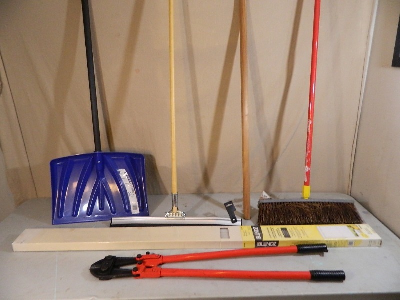 lot 111 image: Long Handle Tools
