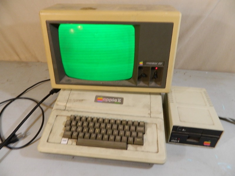 lot 116 image: RARE Vintage Apple Computer
