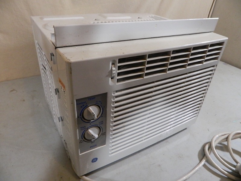 lot 120 image: GE Window Air Conditioner
