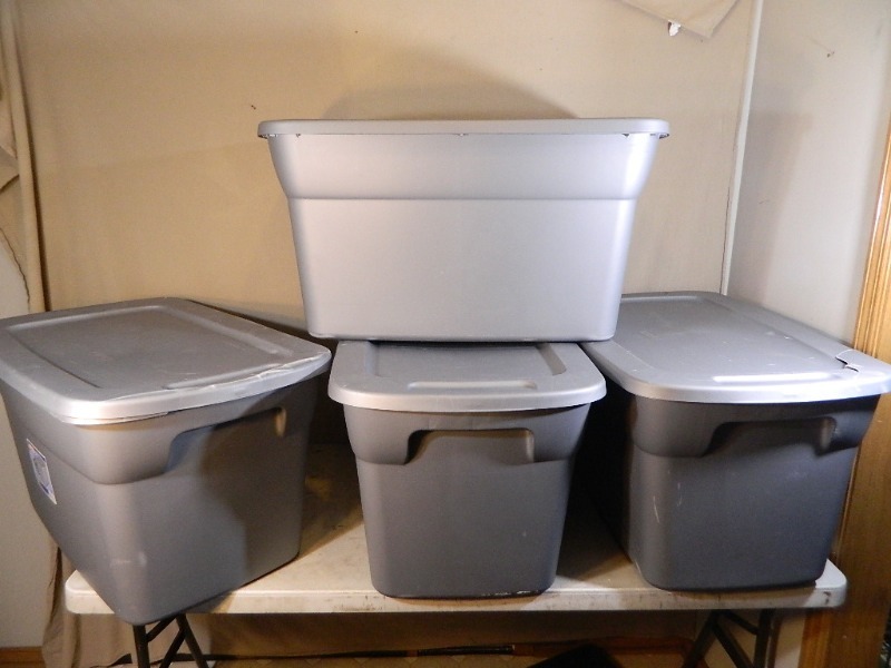 lot 151 image: 4 Matching Totes with Lids