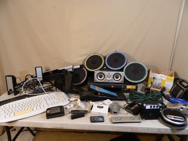 lot 162 image: Assorted Electronics