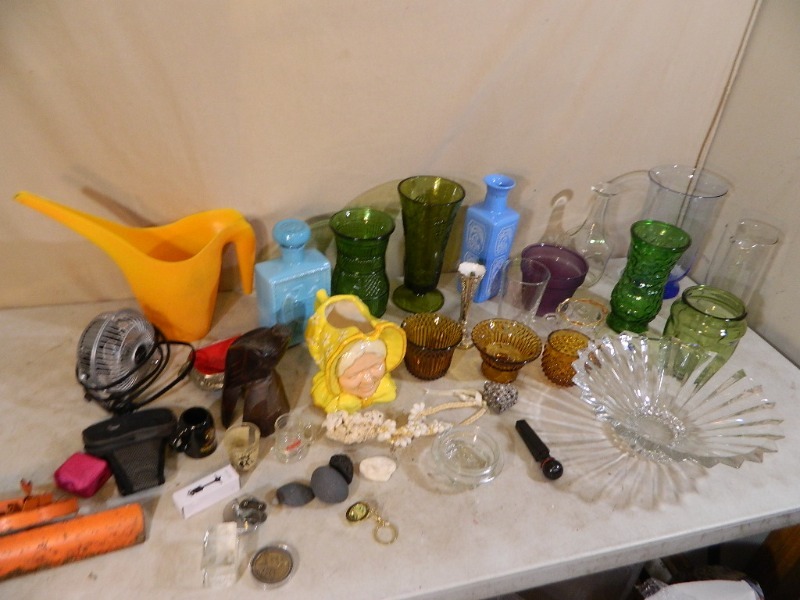 lot 194 image: Glass, Star Wars Coin, and Collectibles