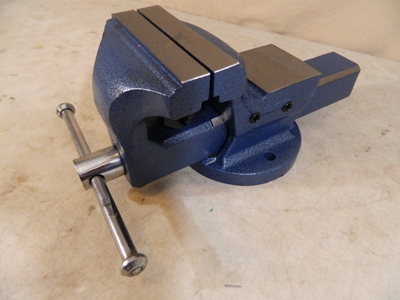 lot 6 image: New Bench Vise