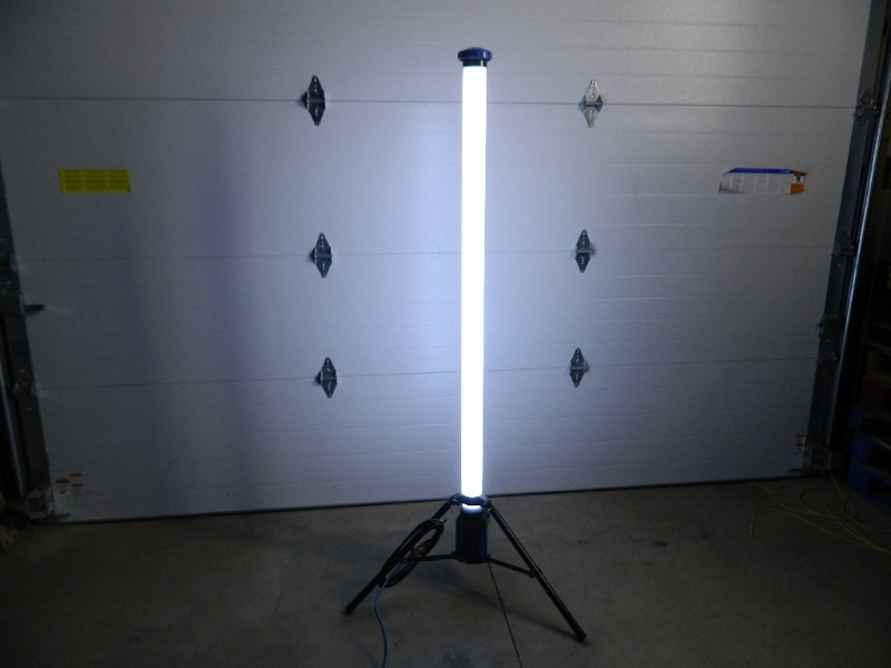 lot 3 image: New 74 inch LED Work Light Tower