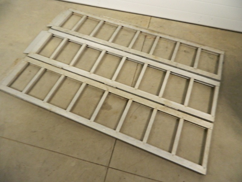 lot 11 image: Folding Aluminum Pickup Ramps