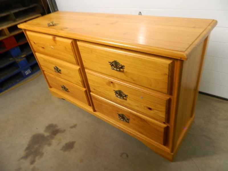 lot 213 image: 6 Drawer Dresser