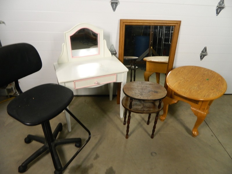 lot 225 image: Kids Dressing Table, End Table, Mirror