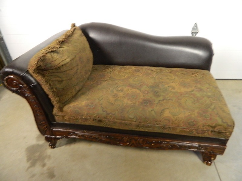 lot 229 image: Pretty Fainting Couch