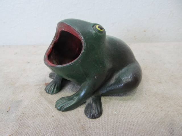 lot 11 image: Vintage 1920s Cast Metal Figural Frog Froggie &nbspAshtrayHolder