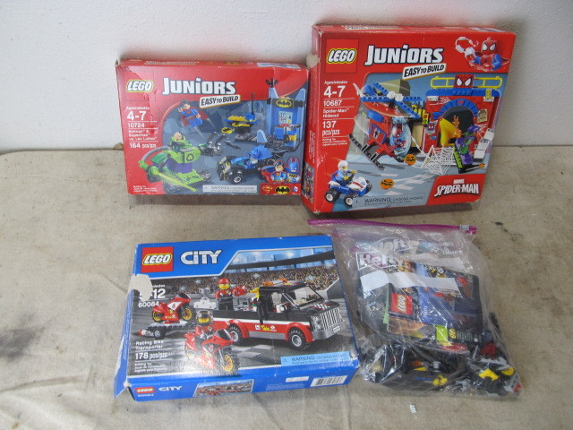 lot 18 image: Group of Complete Lego Sets