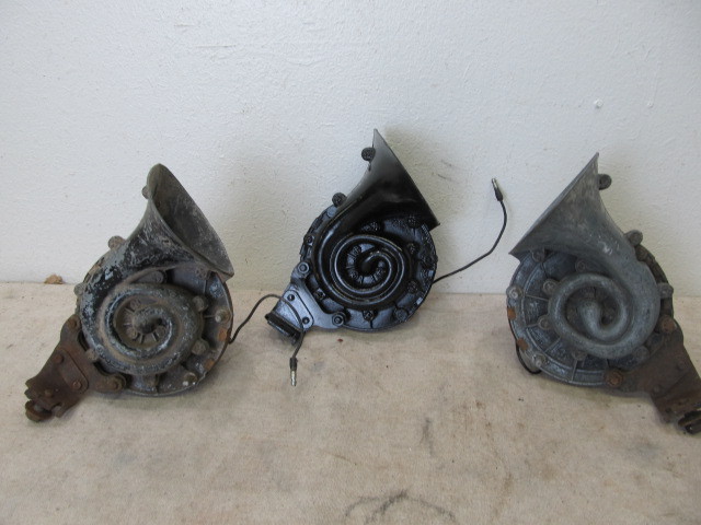 lot 22 image: 3 Vintage FORD Car Horns