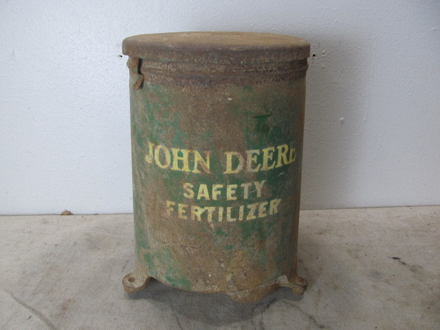 lot 25 image: Rare Antique JOHN DEERE Fertilizer Hopper