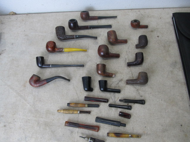 lot 67 image: Lot of Vintage Pipes & Pieces