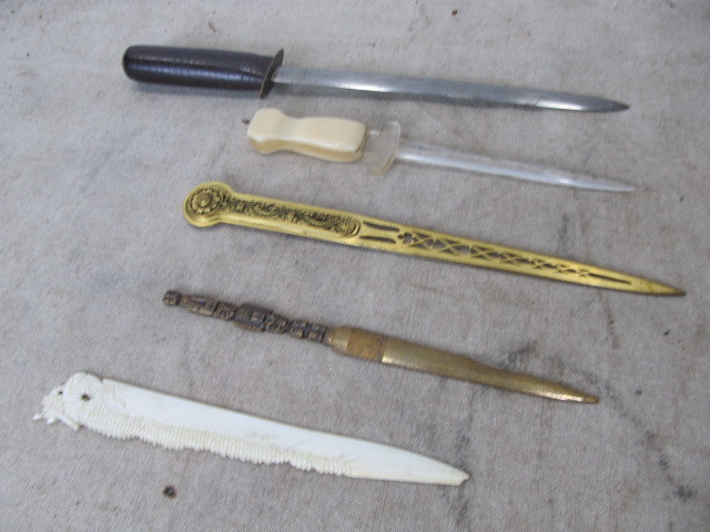 lot 68 image: 5 Vintage Letter openers
