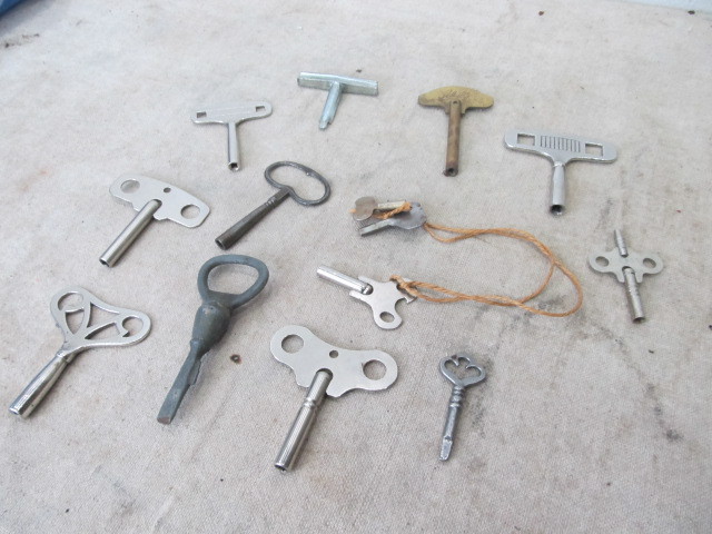 lot 73 image: Lot of VintageAntique Clock Winding Keys