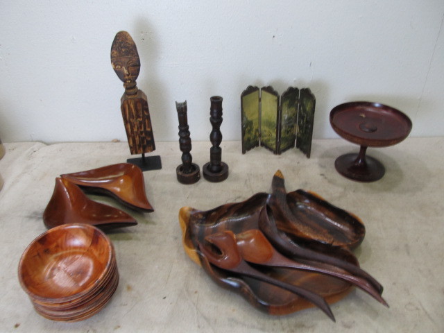 lot 79 image: Lot of Vintage Wooden Ware