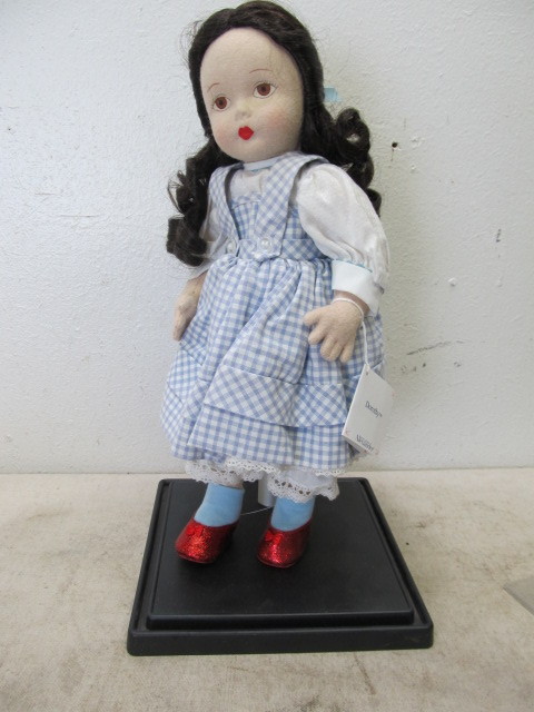 lot 87 image: Large 14 Madame Alexander DOROTHY Doll
