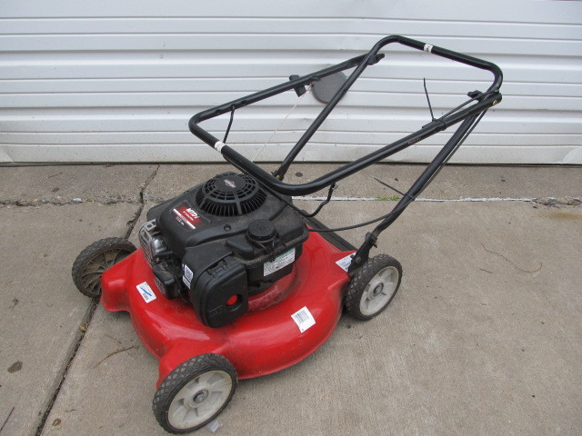 lot 98 image: MTD 300e 125cc Lawn Mower