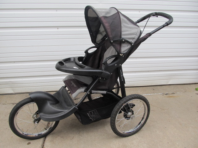 lot 99 image: Nice BABY TREND Jogging Stroller