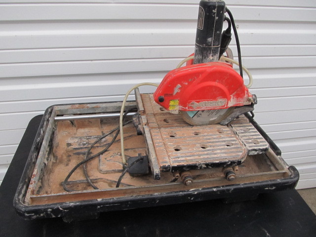 lot 106 image: Working HUSKY Tile Saw