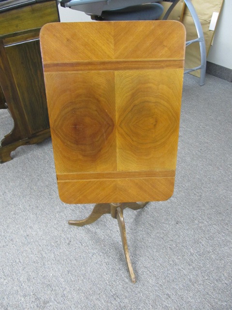 lot 126 image: Small Vintage 1930s Inlaid Tilt Top Pedestal Table