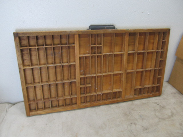 lot 136 image: Antique Wood Printers Tray