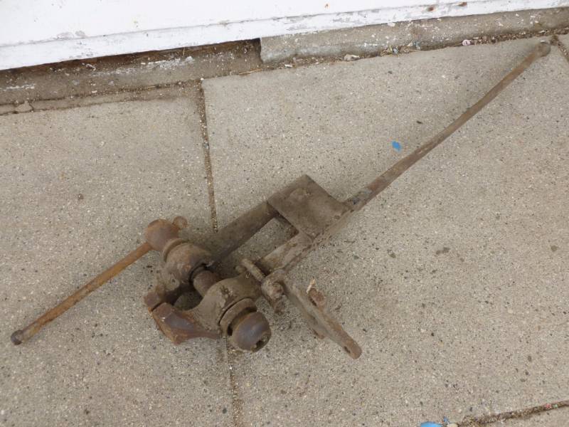 lot 8 image: Vintage Post Vise