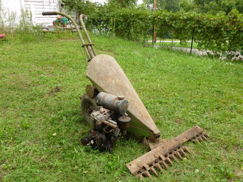 lot 21 image: Vintage Sickle Mower