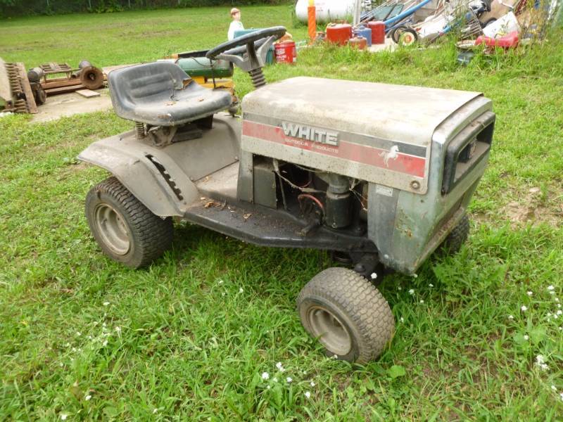 lot 22 image: White Lawn Tractor