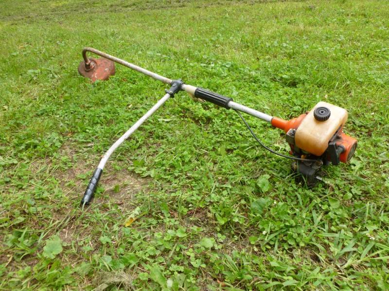 lot 27 image: Lawn Trimmer