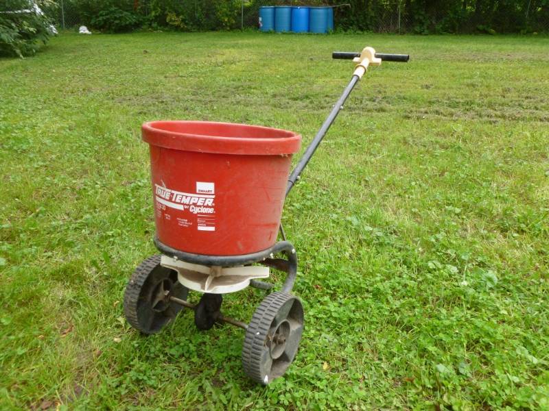 lot 28 image: Fertilizer Spreader