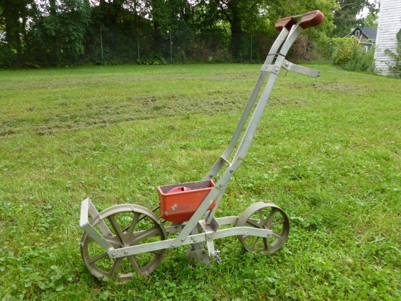 lot 29 image: Garden Seeder