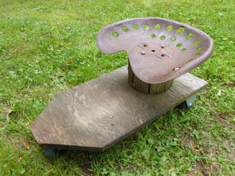lot 32 image: Vintage Tractor Seat Creeper