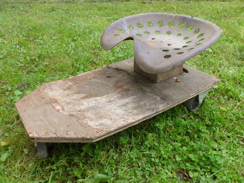 lot 33 image: Vintage Tractor Seat Creeper