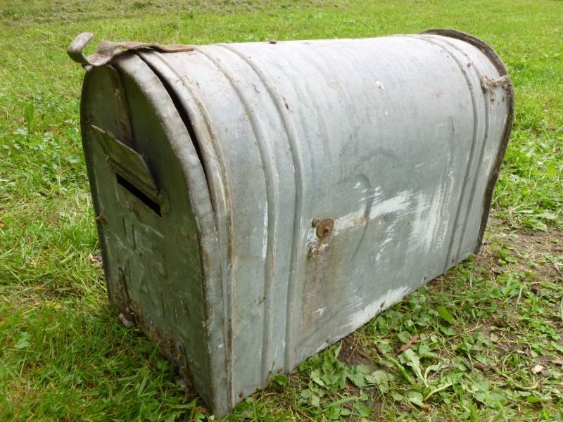 lot 41 image: Vintage Mailbox