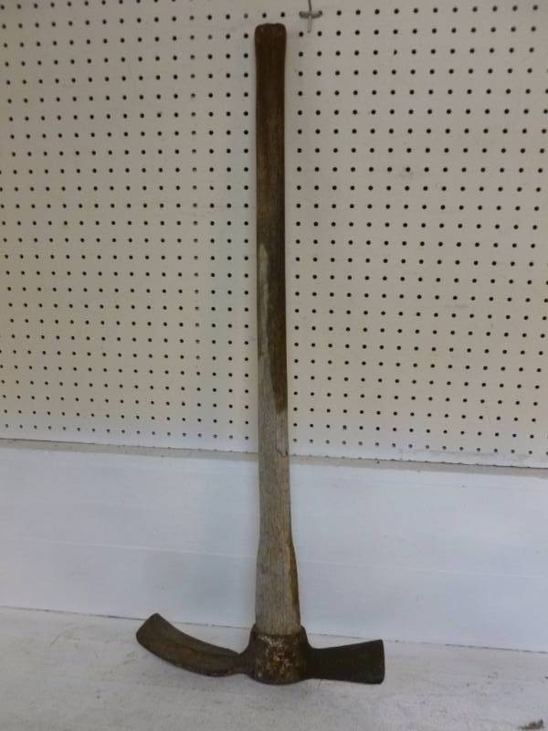 lot 73 image: Vintage Grub Hoe