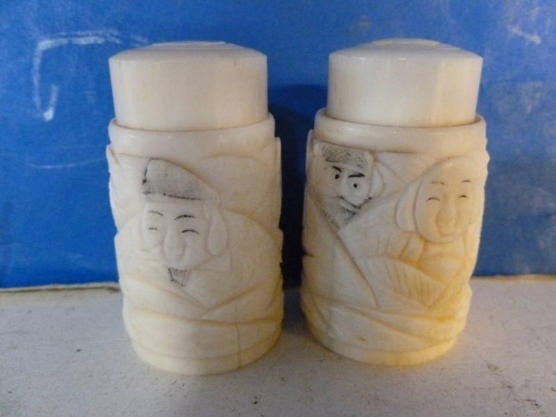 lot 209 image: Vintage Salt And Pepper Set